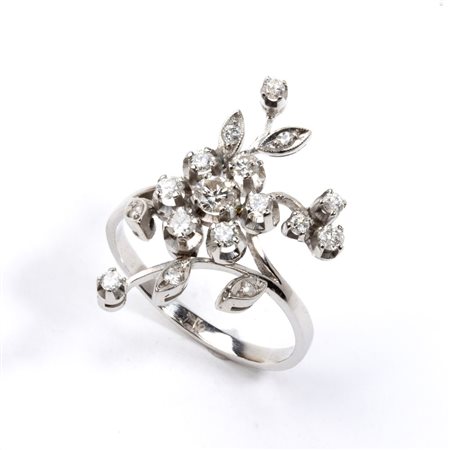  
Anello in oro con diamanti 
 