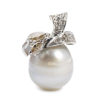  
Pendente in oro con perla australiana e diamanti   
 