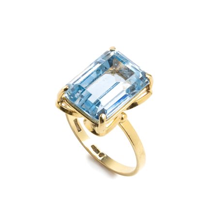  
Anello in oro con topazio 
 