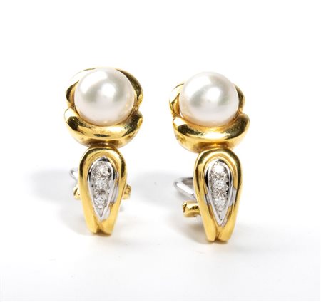  
Orecchini in oro con perle e diamanti 
 