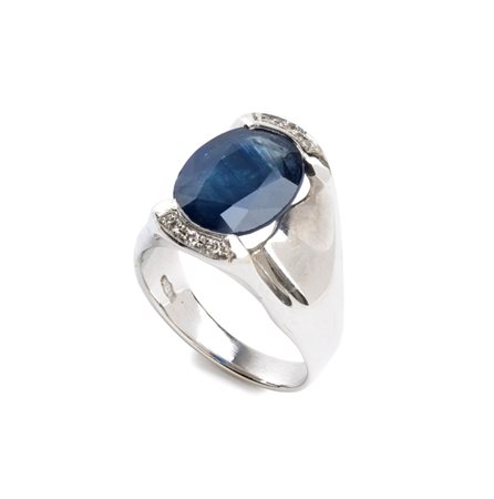  
Anello in oro con zaffiro e diamanti 
 