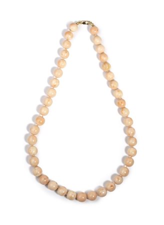  
Collana in corallo rosa con chiusura in oro  
 