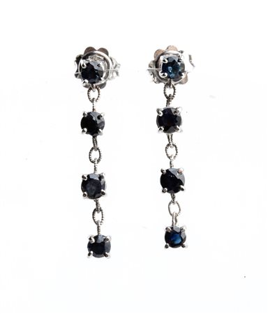  
Orecchini pendenti in oro con zaffiri 
 