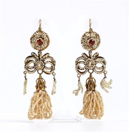  
Paio di orecchini pendenti in oro giallo microperle e paste vitree     Area veneta, XVIII secolo
 