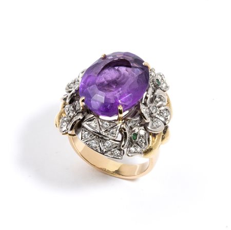  
Anello in oro con ametista e diamanti 
 