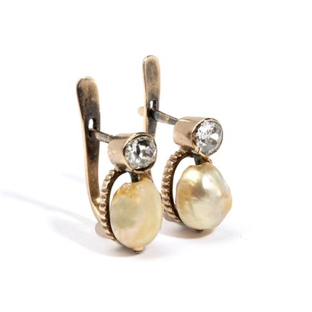  
Orecchini in oro con perle naturali e diamanti 
 