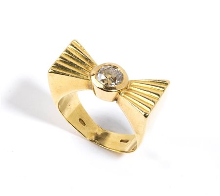  
Anello in oro con diamante 
 