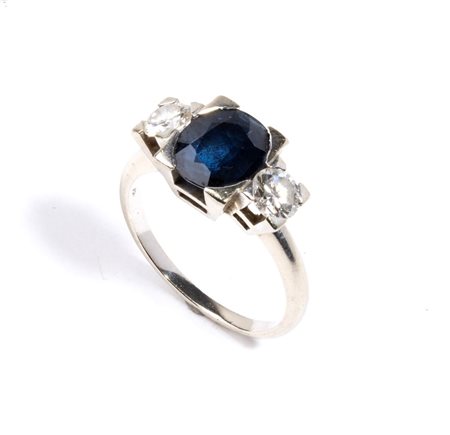  
Anello in oro con diamanti e zaffiro  
 