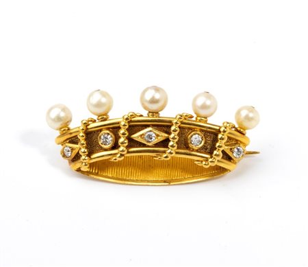  
Spilla in oro con diamanti e perle 
 