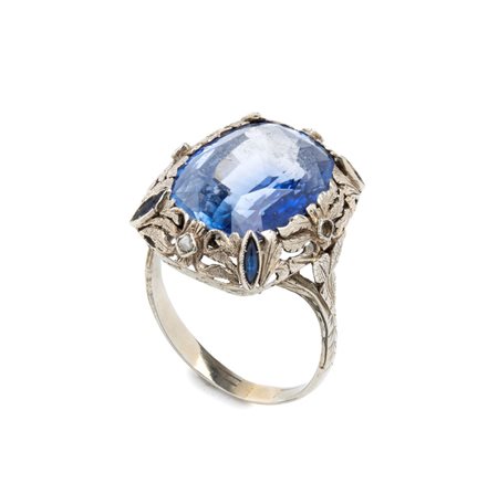 
Anello in oro con zaffiro sintetico e diamanti 
 