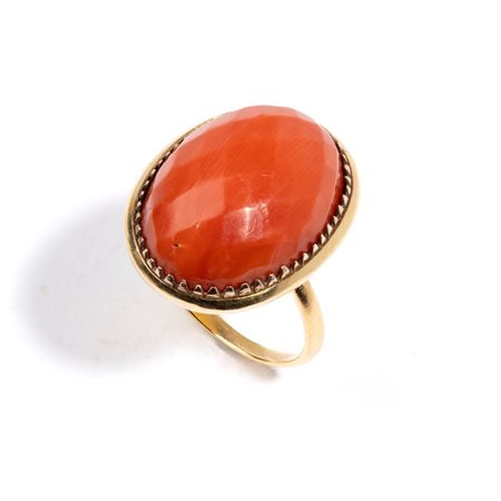  
Anello in oro con corallo Mediterraneo 
 