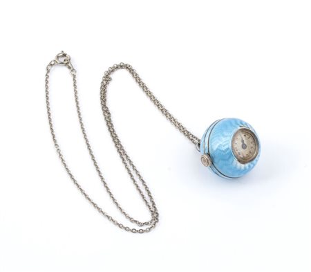 IUVENIA  
Orologio da collo Arte Déco in argento e smalti Inizio XX secolo
 Diametro 22 mm. Peso 23 gr
