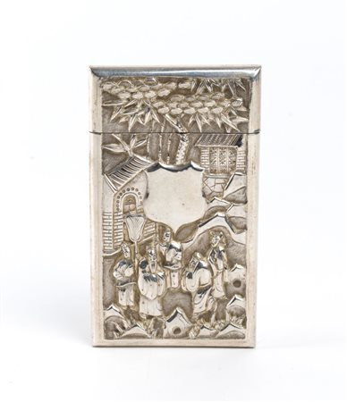  
Portasigarette giapponese in argento Periodo Taishō, inizio XX secolo
 Altezza x larghezza x profondità: 8,5 x 5 x 0,5 cm. Peso: 44 gr