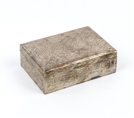  
Scatola egiziana in argento XX secolo
 Altezza x larghezza x profondità: 6 x 14,5 x 10 cm. 5 x 14 x 10 cm. Peso lordo 424 gr.