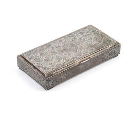  
Scatola persiana in argento Epoca Qajar, fine XIX-inizio XX secolo
 Altezza x larghezza x profondità: 2,5 x 16,5 x 8,5 cm. Peso: 320 gr