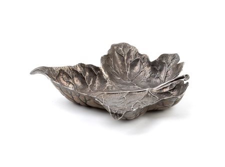 GIANMARIA BUCCELLATI (1929 - 2015) 
Buccellati, collezione nature: ciotola leaves foglia di acero in argento XX secolo
 Altezza x larghezza x profondità: 2 x 11 x 10,5 cm. Peso: 62 gr