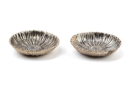 GIANMARIA BUCCELLATI (1929 - 2015) 
Buccellati, collezione natura: coppia di ciotole Flowers Margherita in argento XX secolo
 Altezza x diametro: 0,8 x 4,5 cm. Peso totale: 32 gr