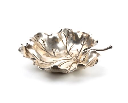 GIANMARIA BUCCELLATI (1929 - 2015) 
Buccellati, collezione natura: ciotola leaves foglia di geranio in argento XX secolo
 Altezza x larghezza x profondità: 2 x 8 x 9 cm. Peso: 29 gr