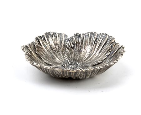 GIANMARIA BUCCELLATI (1929 - 2015) 
Buccellati, collezione natura: ciotola Flowers Papavero in argento XX secolo
 Altezza x diametro: 0,8 x 4 cm. Peso: 15 gr