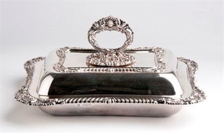 WILLIAM HUTTON & SONS LTD  
Entrée dish edoardiana Inglese in argento Londra 1902
 Dimensioni 30,5 x 23,5 cm, altezza 15 cm. Peso 1895 gr.