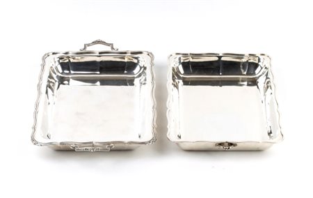  
Legumiera italiana in argento Metà XX secolo
  Altezza x larghezza x profondità: 8 x 38,5 x 23 cm. Peso 1570 gr.