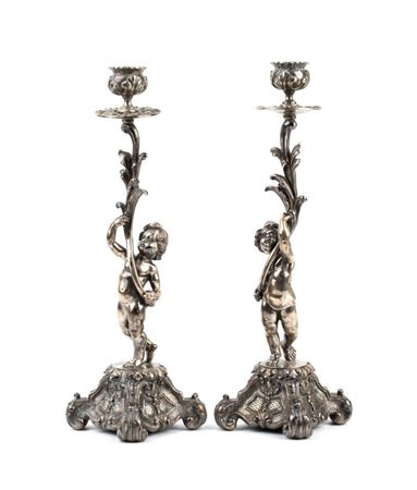  
Coppia di candelieri italiani in argento Metà XX secolo
 Altezza 30 cm, base 9 cm. Peso complessivo 1565 gr.