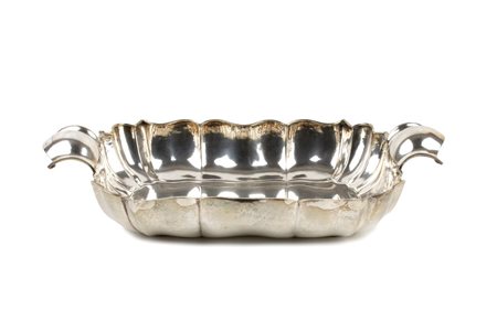  
Centrotavola Art Déco italiano in argento Anni '30 del XX secolo
 Altezza x larghezza x profondità: 9,5 x 50 x 27,5 cm. Peso: 1500 gr