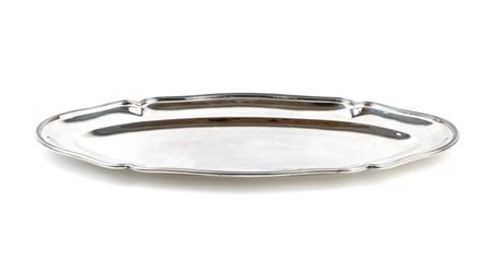  
Vassoio italiano in argento Metà XX secolo
 Dimensioni: 57,5 x 26,5 cm. Peso: 1530 gr