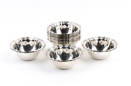  
12 coppette italiane in argento Metà XX secolo
 Diametro x altezza: 12,5 x 5 cm. Peso 1220 gr