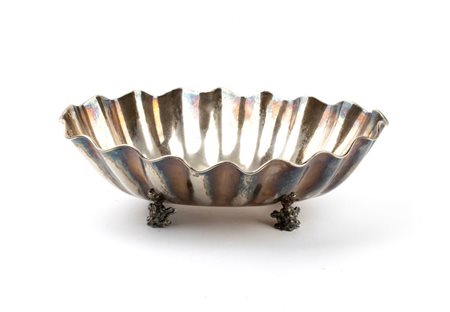  
Centrotavola italiano in argento Metà XX secolo
 Altezza x larghezza x profondità: 11 x 36,5 x 27 cm. Peso: 979 gr.