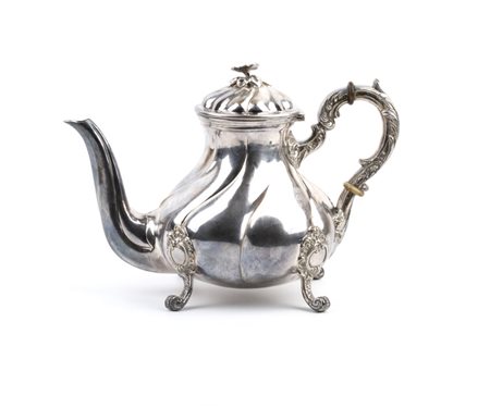  
Teiera italiana in argento Inizio XX secolo
 Altezza x larghezza x profondità: 19 x 26,5 x 15 cm. Peso: 918 gr