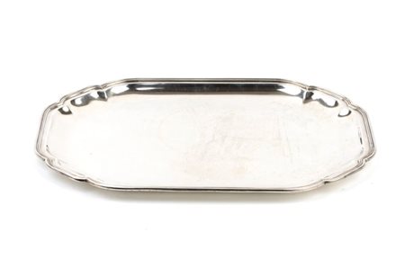  
Vassoio italiano in argento Metà XX secolo
 40 x 29 cm. Peso 835 gr.