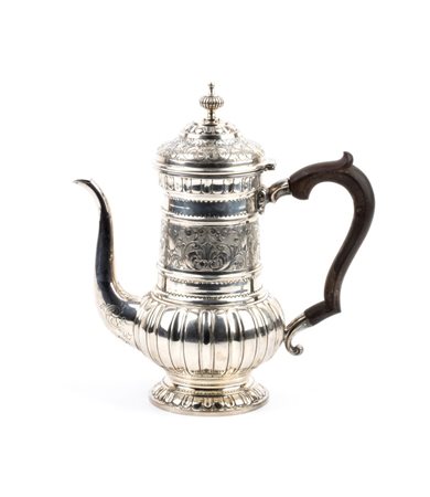  
Caffettiera italiana in argento XX secolo
 Altezza x larghezza x profondità: 26 x 23 x 12 cm. Peso: 700 gr