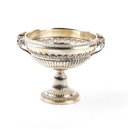 
Coppa italiana in argento Inizio XX secolo
 Altezza x diametro: 18 x 24 cm. Peso 775 gr.