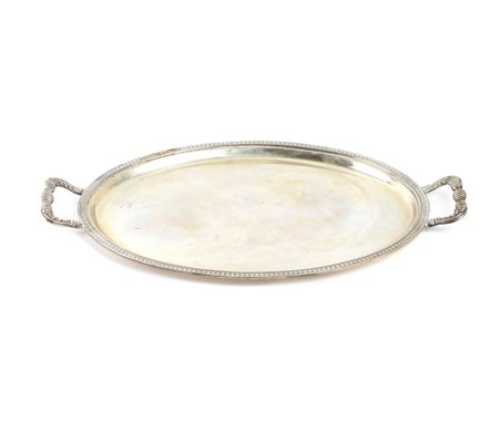  
Vassoio da portata italiano in argento Italia, XX secolo
 Altezza x larghezza x profondità: 2,5 x 45 x 28 cm. Peso: 840 gr