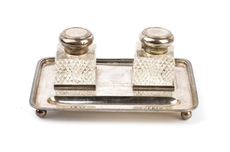ASPREY & Co LTD  
Calamaio edoardiano inglese in argento Birmingham 1912
  Dimensioni 25 x 17,5 cm.  Peso lordo 1220 gr, peso netto argento 525 gr.