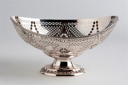 THOMAS BRADBURY & SONS (Joseph & Edward Bradbury)  
Cestino edoardiano inglese in argento Sheffield, 1907-1908
 Altezza x larghezza x profondità: 26,5 x 17,5 x 14 cm. Peso: 420 gr