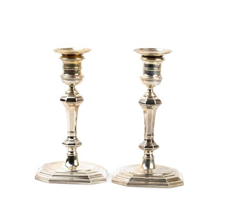 
Coppia di candelieri italiani in argento Metà XX secolo
 Altezza x base: 19 x 10,5 cm. Peso complessivo 435 gr.