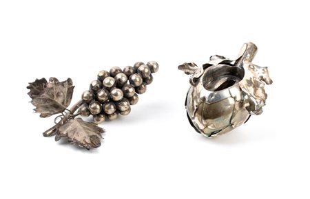  
Due ortaggi in argento XX secolo
 Peso complessivo 303 gr.