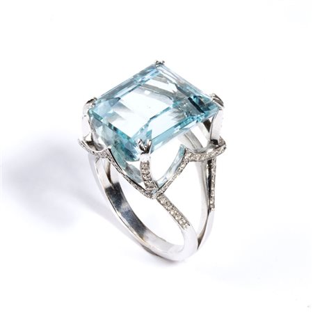  
Anello in oro con acquamarina e diamanti 
 