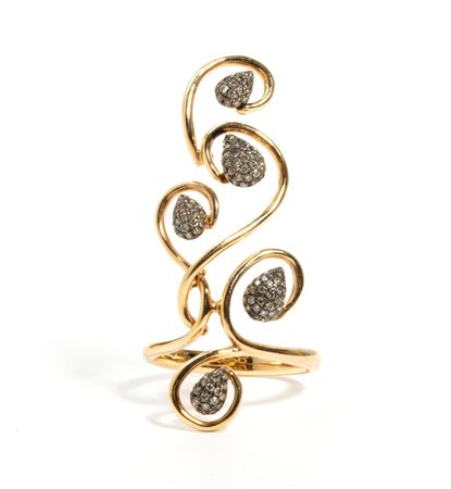  
Anello in oro con diamanti marroni 
 