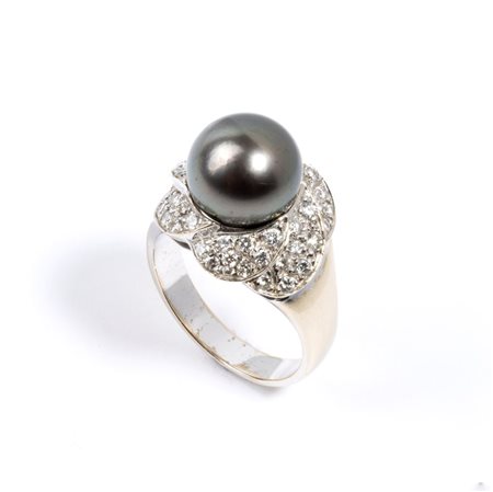  
Anello in oro con diamanti e perla Tahiti 
 