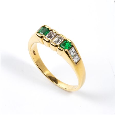  
Anello in oro con smeraldi e diamanti 
 