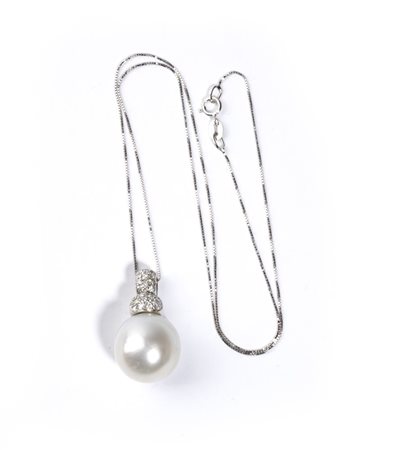  
Girocollo con perla australiana e diamanti 
 