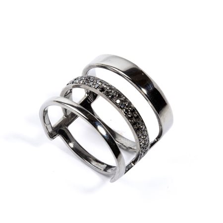 
Anello in oro con diamanti neri 
 