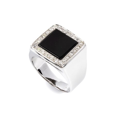  
Anello in oro con onice e diamanti 
 