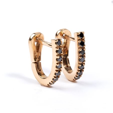  
Orecchini in oro con diamanti neri 
 