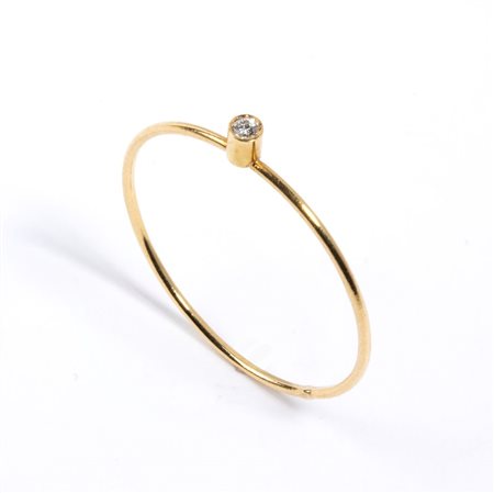  
Anello in oro con diamante 
 