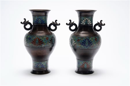 Coppia di vasi a balaustro in bronzo e smalti cloisonné Cina, fine XIX secolo / inizi XX secolo