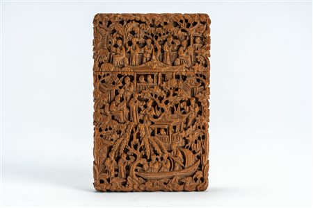 Porta biglietti in legno finemente intagliato con figure in un giardino di palazzo. Cina, Canton, secolo XIX